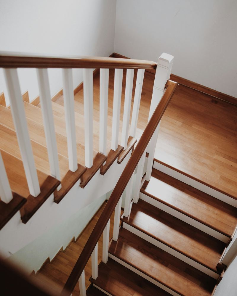 Helle Holztreppe mit weißem Geländer in einem Einfamilienhaus